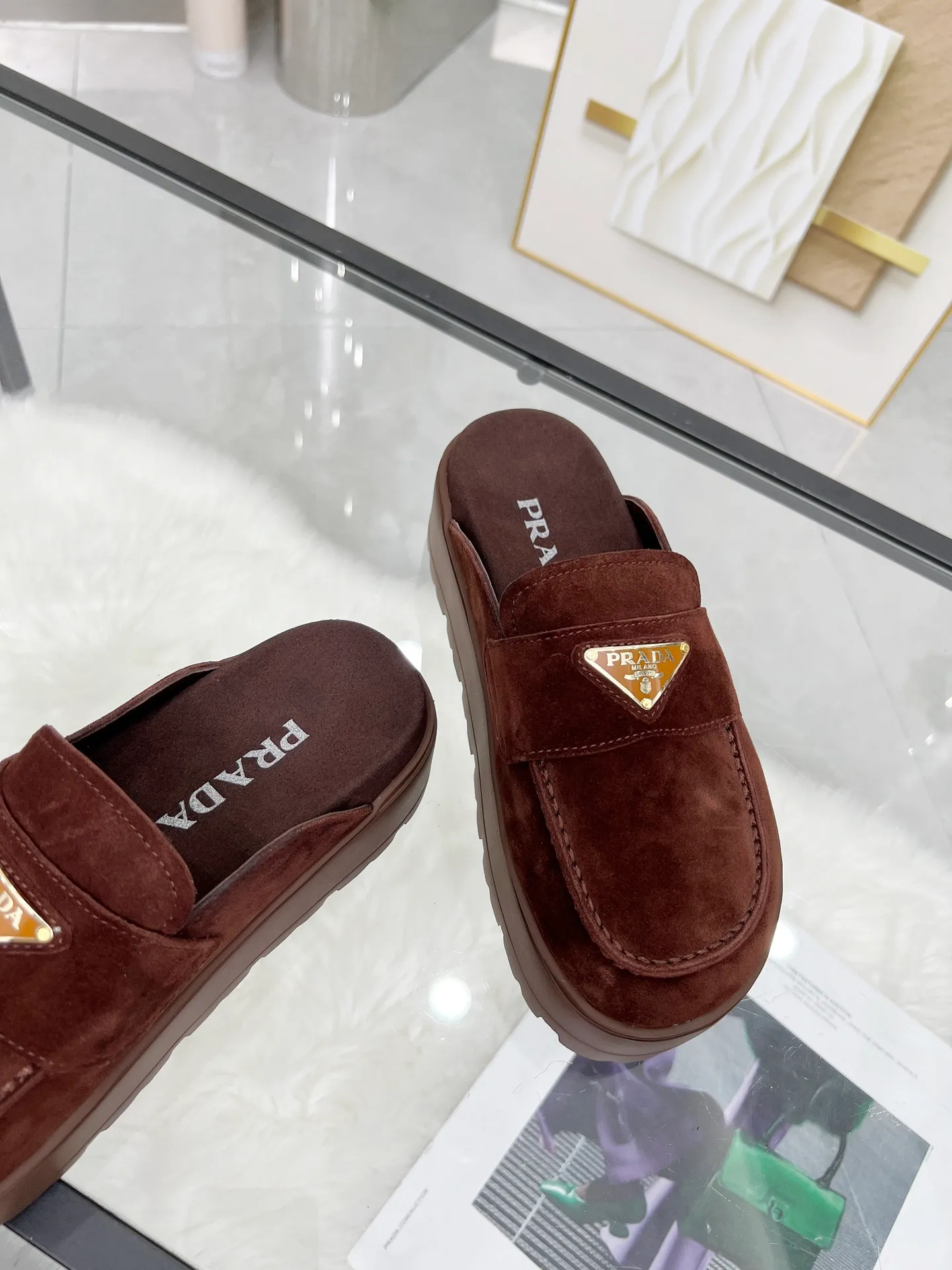 👟👟Ex-factory price 520👟👟 🌸Prada 2025 spring and summer new slippers 💫Velcro sandals The latest catwalk style, classic upgrades, both comfort and fashion. Each color combination looks good, and the design matches different style needs ✅Upper: original customized cowhide ✅Inner: original customized sheepskin lining, cowhide feet ✅Outsole: original molded anti-slip outsole ✅Number of codes: 35-40 (41 customized, non-refundable and non-exchangeable)